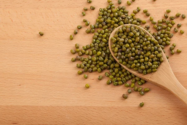 Haricots mungo avec cuillère en bois — Photo