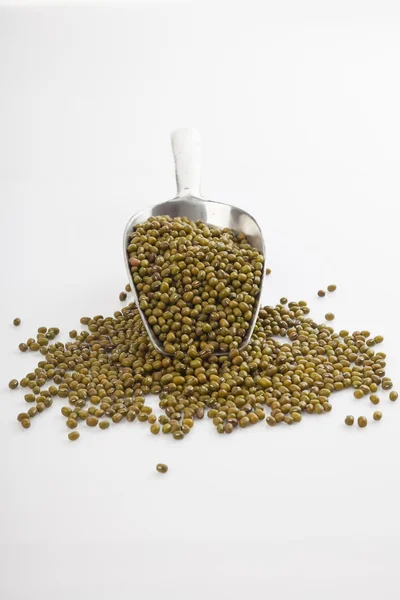 Mung beans with transfer scoop — Stock Photo, Image