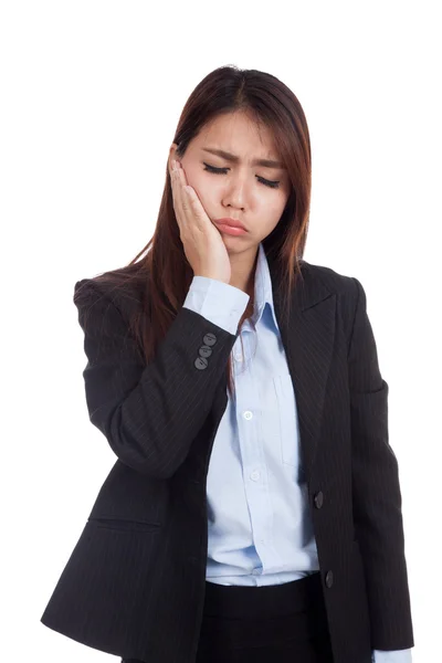 Giovane donna d'affari asiatica ha mal di denti — Foto Stock