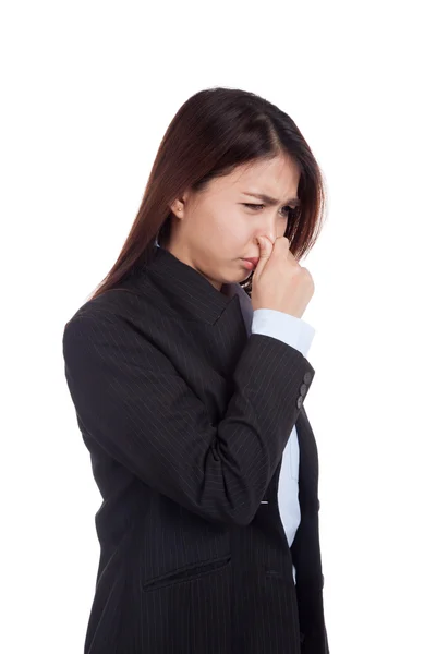 Joven mujer de negocios asiática sosteniendo su nariz debido a un mal olor —  Fotos de Stock