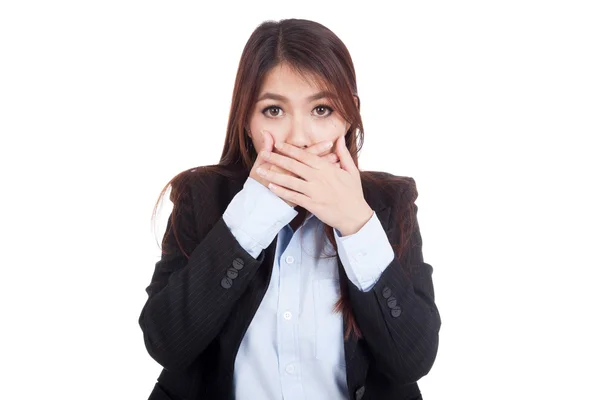 Молодая азиатская бизнесвумен шокирована и закрывает рот — стоковое фото