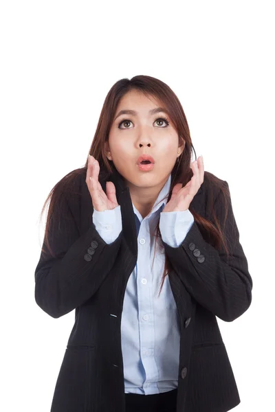 Joven mujer de negocios asiática sorprendida y mirar hacia arriba —  Fotos de Stock