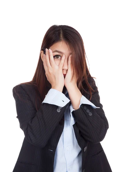 Unga asiatiska affärskvinna kikar dock hennes fingrar — Stockfoto