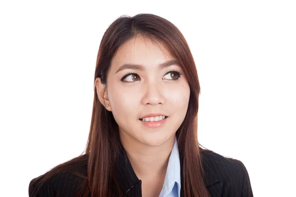 Giovane imprenditrice asiatica distoglie lo sguardo e sorride — Foto Stock