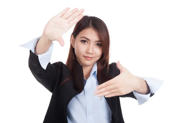 Junge asiatische Geschäftsfrau lächelt mit Hand als Rahmen — Stockfoto