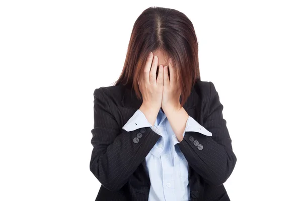 Triest jonge Aziatische zakenvrouw huilen met palm onder ogen zien — Stockfoto
