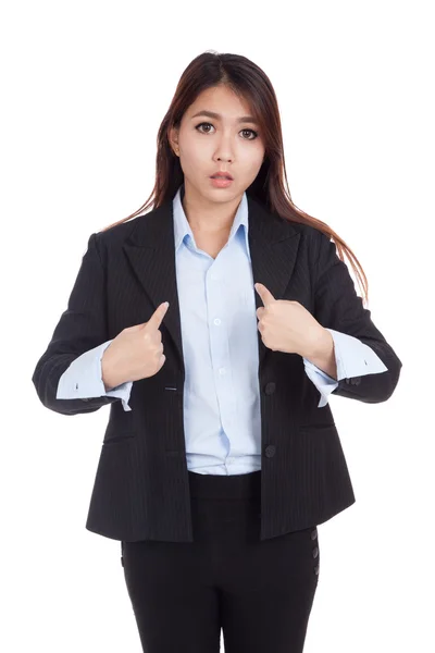 Jovem empresária asiática apontando questionadamente para si mesma — Fotografia de Stock
