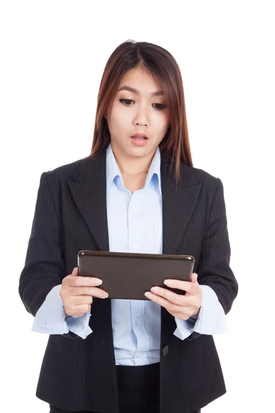 Joven mujer de negocios asiática sorprendida con la tableta PC —  Fotos de Stock