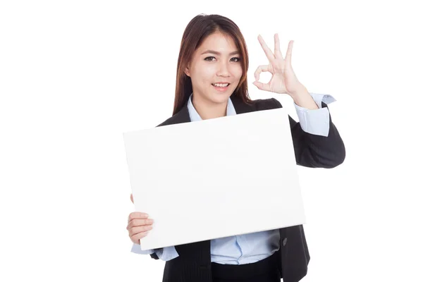 Joven mujer de negocios asiática muestran OK con signo en blanco —  Fotos de Stock