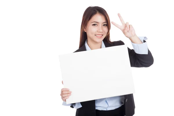 Junge asiatische Geschäftsfrau zeigt Siegeszeichen und Blanko-Zeichen — Stockfoto