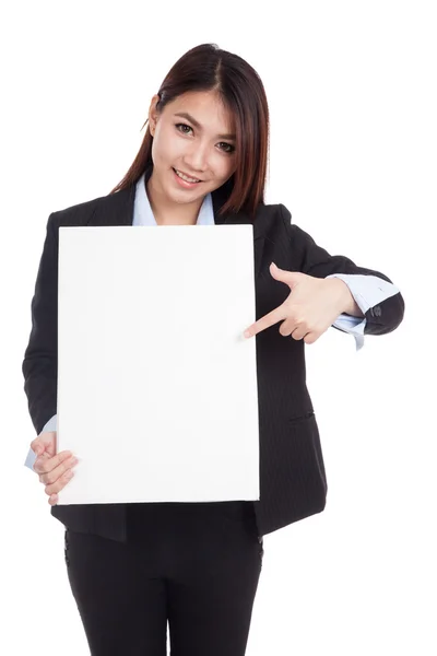 Jonge Aziatische zakenvrouw punt aan verticale leeg teken — Stockfoto