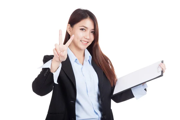 Junge asiatische Geschäftsfrau zeigt Siegeszeichen mit Klemmbrett — Stockfoto
