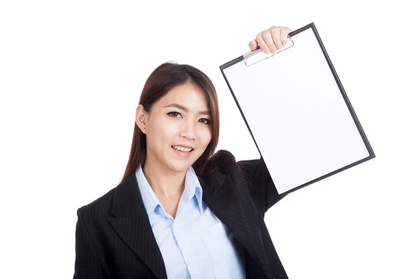 Joven mujer de negocios asiática mostrar un portapapeles en blanco —  Fotos de Stock