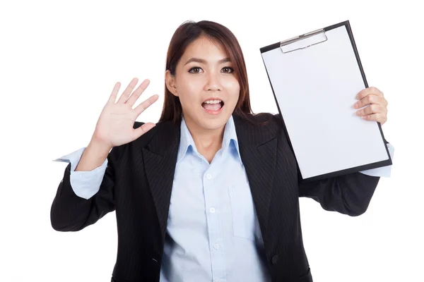 Joven mujer de negocios asiática sorpresa con portapapeles en blanco —  Fotos de Stock