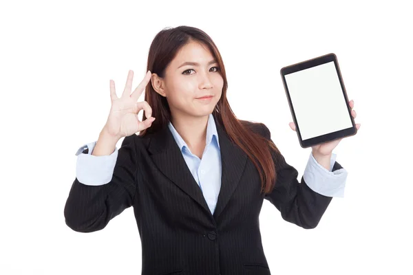 Young Asian businesswoman show ok with tablet pc — Stock Photo, Image