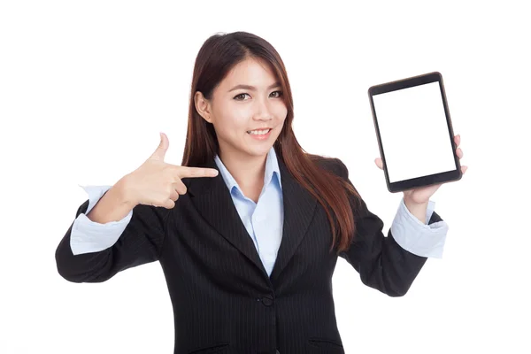 Jovem empresária asiática apontar para tablet pc — Fotografia de Stock