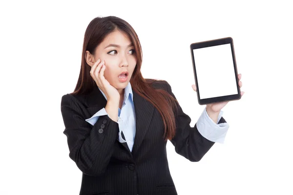 Young Asian businesswoman shock show tablet pc — Stock Photo, Image