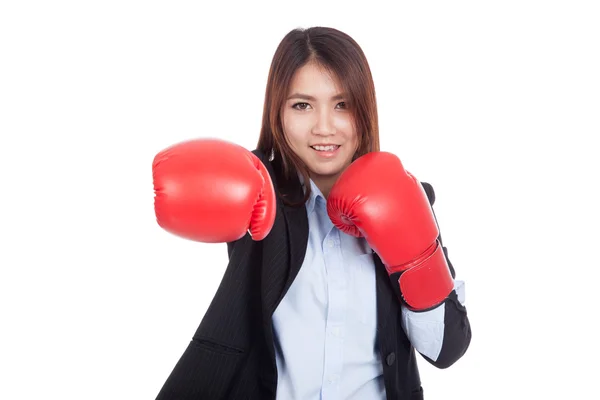 Joven mujer de negocios asiática puñetazo con guante de boxeo —  Fotos de Stock