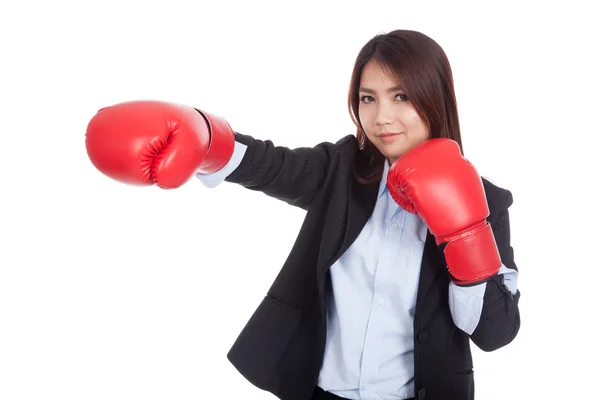 Jovem mulher de negócios asiática soco com luva de boxe — Fotografia de Stock