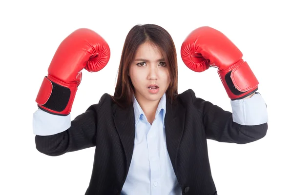 Giovane donna d'affari asiatica con guanto da boxe — Foto Stock