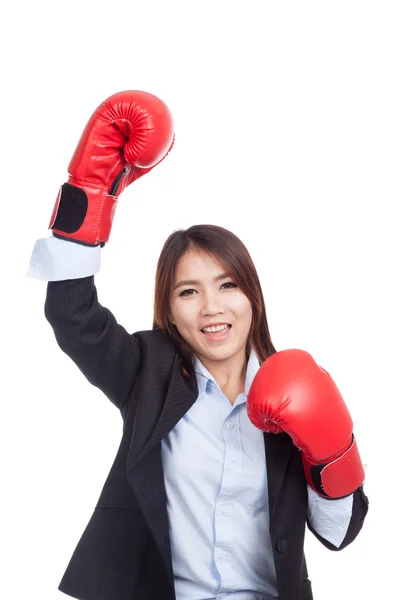 Joven mujer de negocios asiática con guante de boxeo —  Fotos de Stock