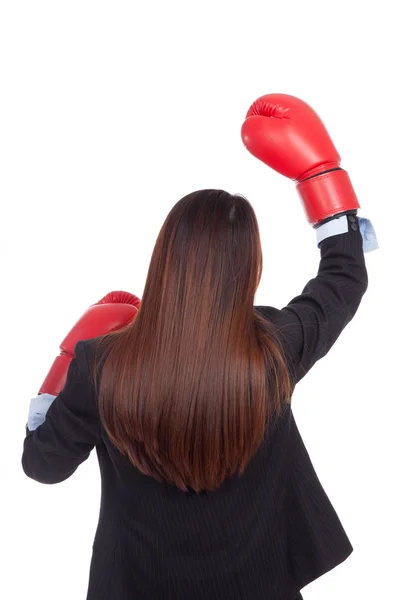 Dos de jeune femme d'affaires asiatique avec gant de boxe — Photo