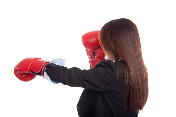 Baksidan av unga asiatiska affärskvinna med boxning handske — Stockfoto