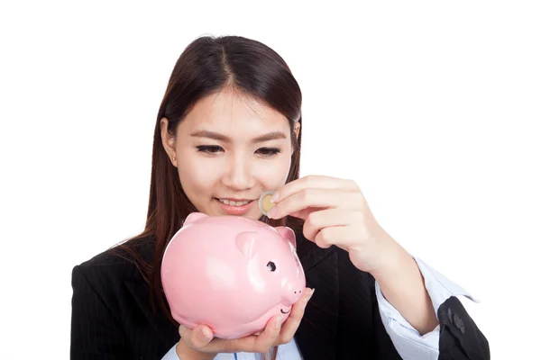 Joven mujer de negocios asiática con una moneda y alcancía —  Fotos de Stock