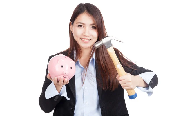 Jovem empresária asiática com martelo e porquinho banco — Fotografia de Stock