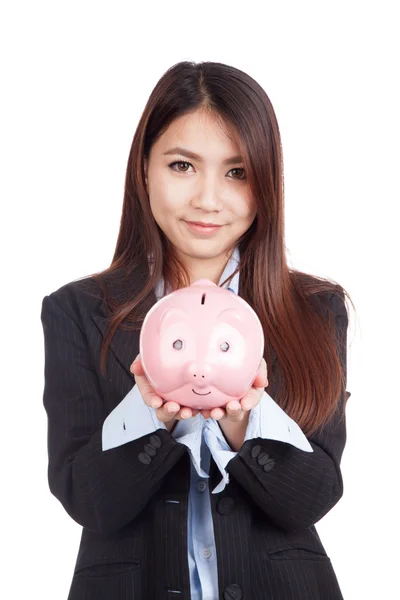 Jonge Aziatische zakenvrouw met piggy bank — Stockfoto