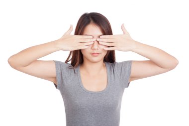 Genç Asyalı kadın yakın gözler her iki el ile