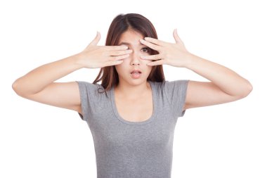 Yine de parmaklarını bakmak genç Asyalı kadın şok