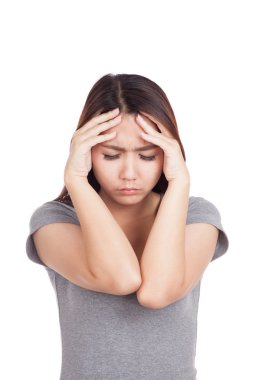 Genç Asyalı kadın hasta ve baş ağrısı var