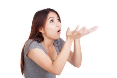 Genç Asyalı kadın ile her iki elini tutun bir şey şok