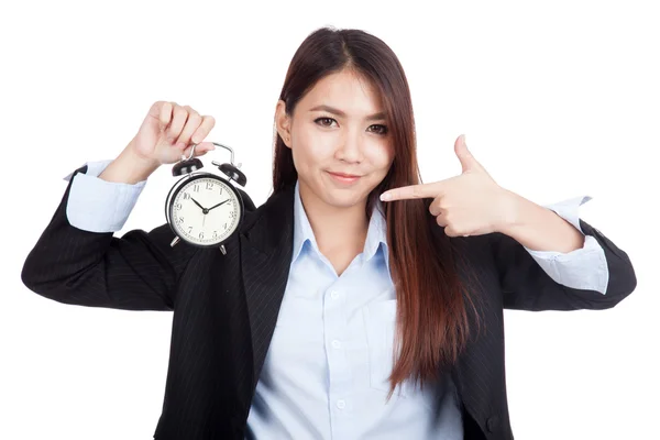 Young Asian businesswoman point to alarm clock — Stock Photo, Image