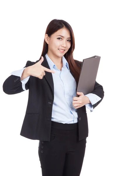 Giovane asiatico businesswoman punto a cartella — Foto Stock