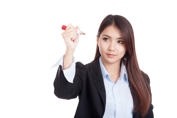 Молодая азиатская бизнесвумен пишет с красным маркером — стоковое фото