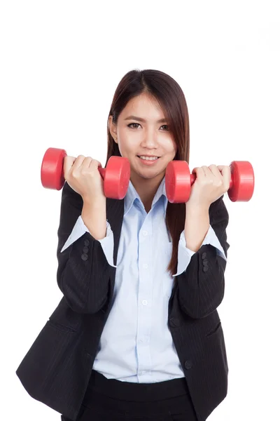 Junge asiatische Geschäftsfrau mit roten Hanteln — Stockfoto