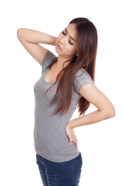 Giovane donna asiatica ha mal di schiena — Foto Stock