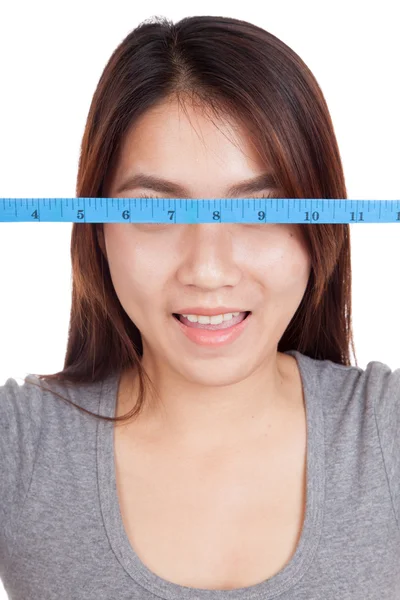 Teyp ölçme ile genç Asyalı kadın — Stok fotoğraf