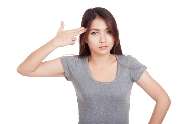 Giovane donna asiatica gesturing pistola a testa — Foto Stock
