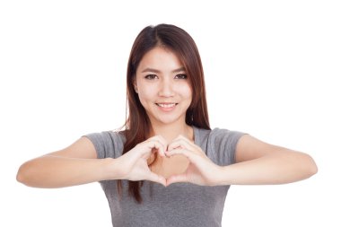 Genç Asyalı kadın kalp el işareti el hareketi