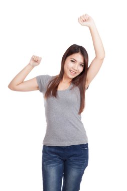 Mutlu genç Asyalı kadın elini koydu