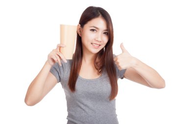 Genç Asyalı kadın Yaşasın uzun plastik bardak ile