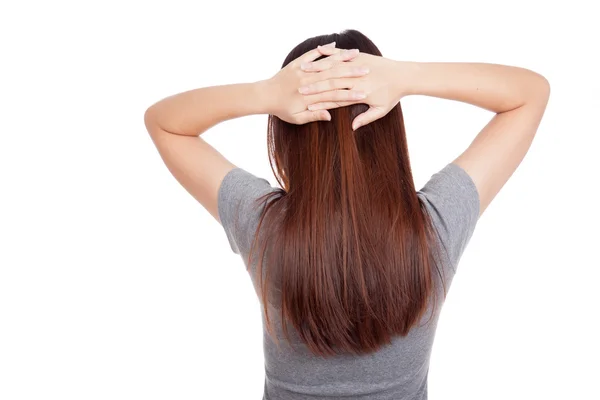 Indietro di giovane donna asiatica mettere le mani sulla testa — Foto Stock