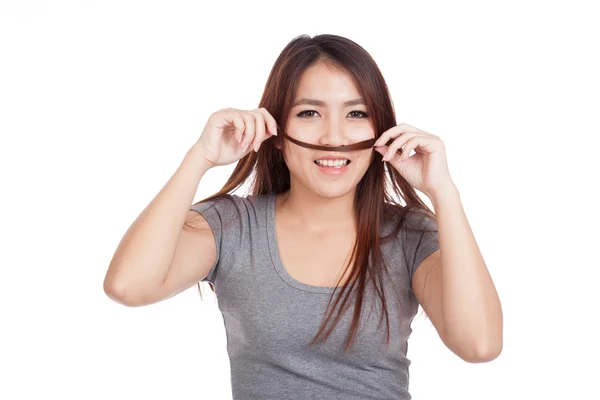 Feliz joven asiática mujer jugar con su cabello — Foto de Stock