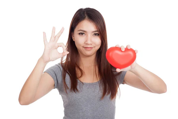 Junge asiatische Frau zeigen ok mit roten Herzen — Stockfoto