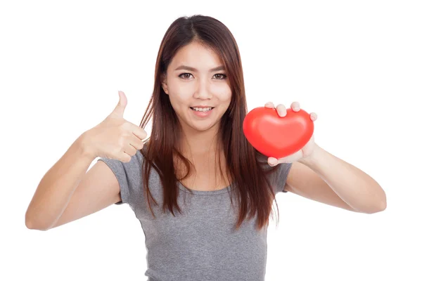 Joven mujer asiática pulgares arriba con corazón rojo — Foto de Stock