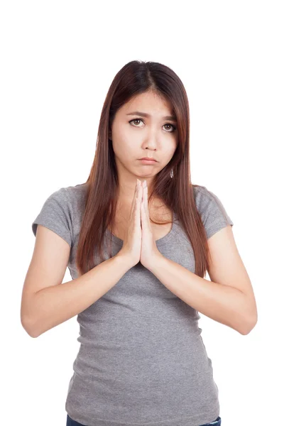 Jonge Aziatische vrouw bidden met ongelukkig gezicht — Stockfoto