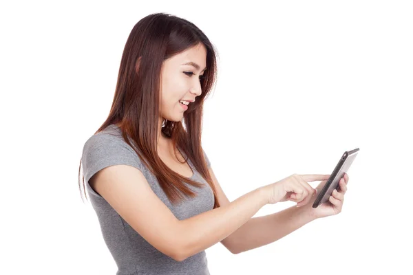 年轻的亚洲女人，有平板电脑 — 图库照片